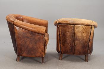 CLUBFÅTÖLJER, ett par. 1900-talets första hälft.