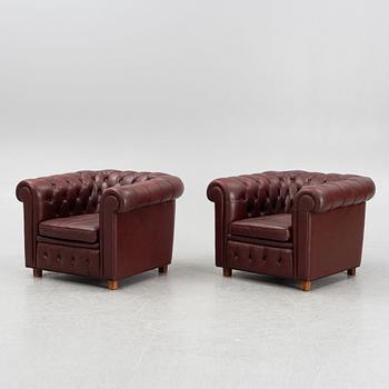 Armchairs, a pair, Chesterfield model, Norell, second half of the 20th century.