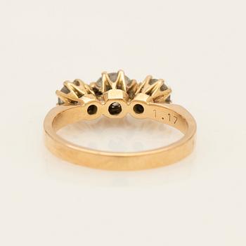 Ring, 18K gold with three brilliant-cut diamonds.