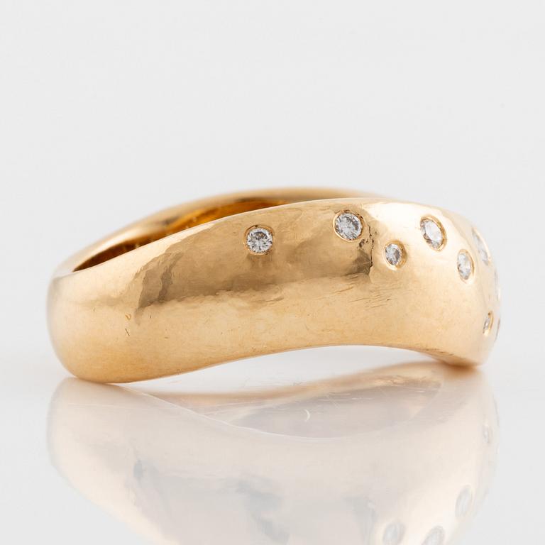 Ring, Engelbert, 18K guld med briljantslipade diamanter.