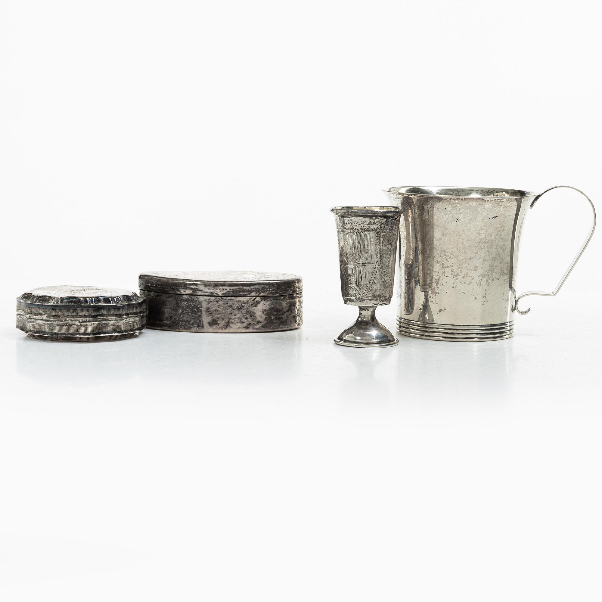 Dosor, 2 st, samt bägare och kopp, silver.