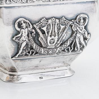 Teekalusto, 3 samankaltaista osaa, hopeaa, Moskova 1830-luku.