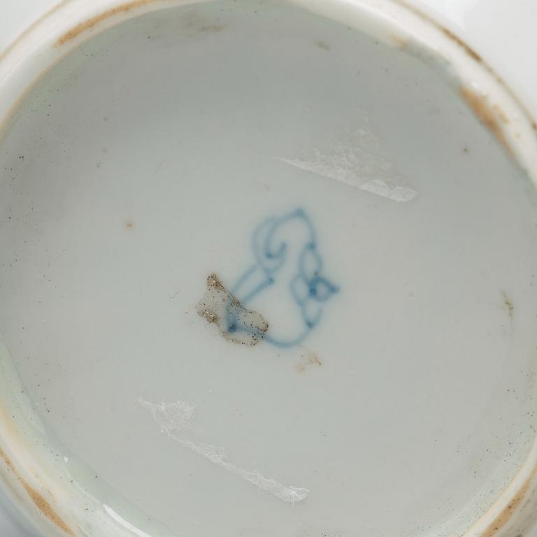 TEKRUKA, porslin. Qingdynastin, Kangxi (1662-1722).