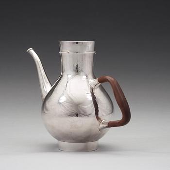 Sigurd Persson, A Sigurd Persson sterling silver coffee pot, executed by Karl Ivan Karlsson, Stockholm 1958.