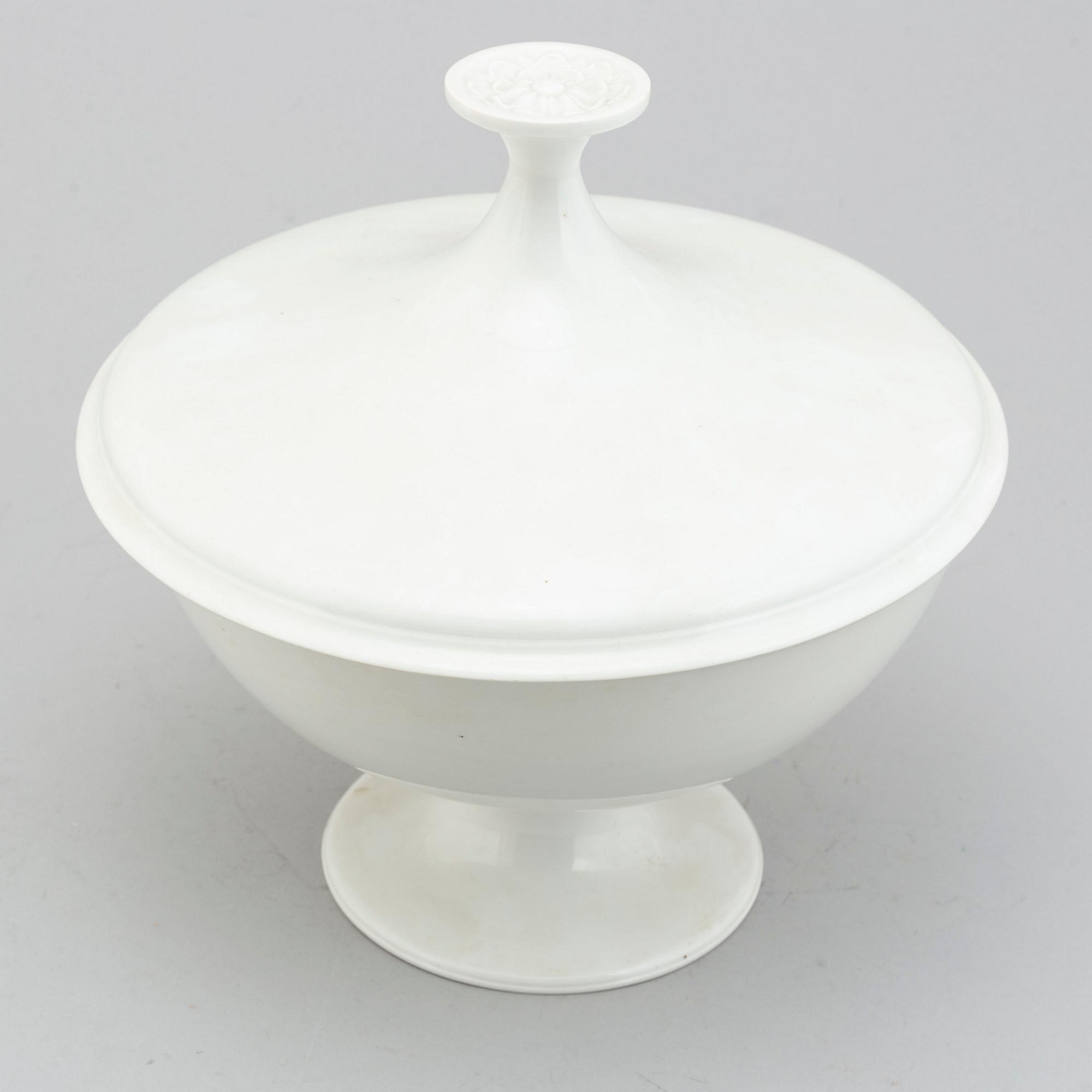 A Berlin tureen with cover, 19th century.