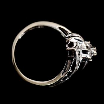 RING, 10 k vitguld, diamanter ca 0.75 ct.