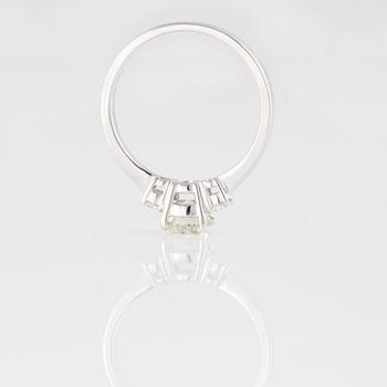 RING, med briljantslipad diamant 0.88 ct samt 2 ovalslipade små diamanter.