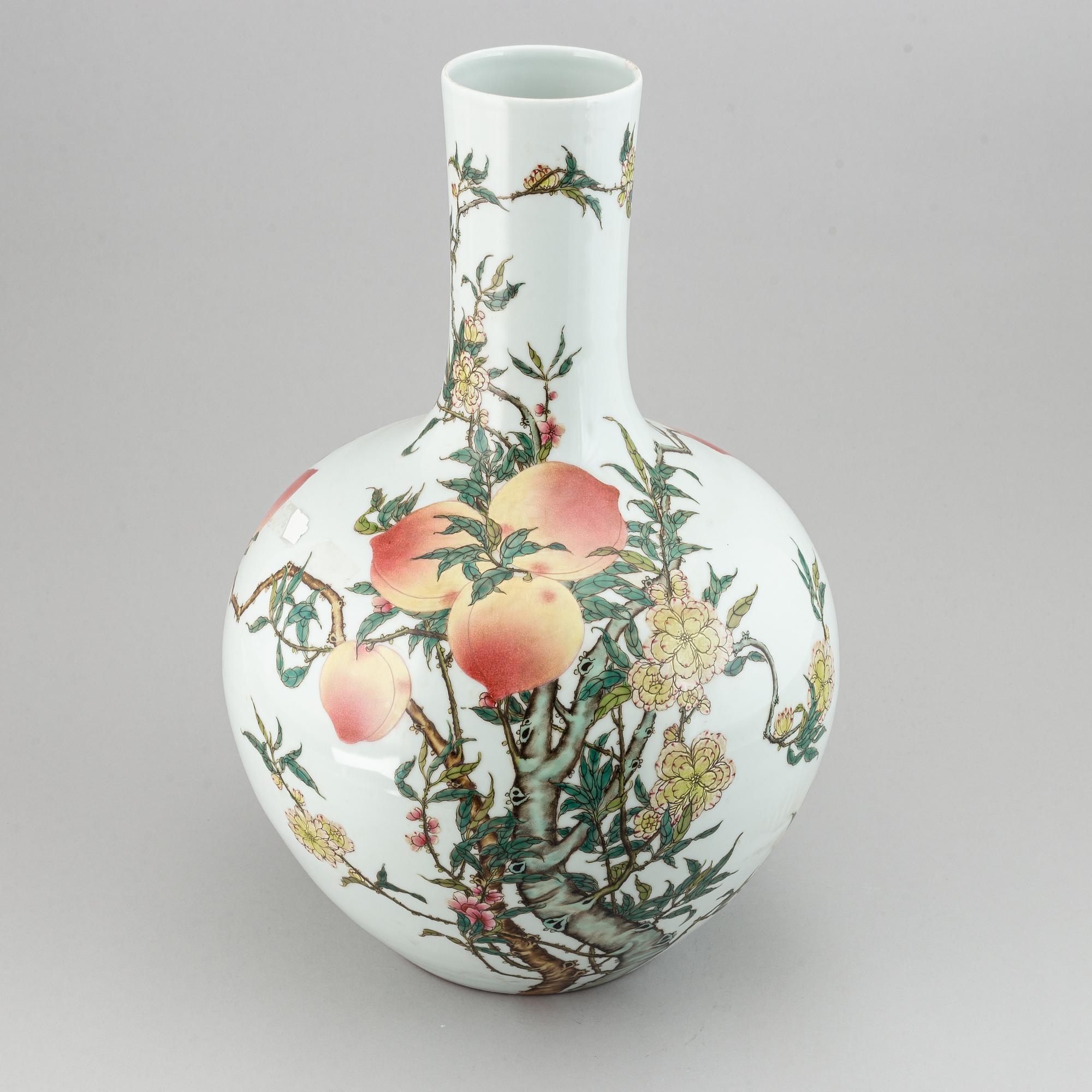 A large Chinese famille rose tianqiuping vase, modern.