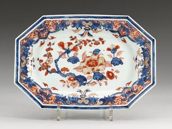 723. FAT, porslin. Qing dynastin, Kangxi (1662-1722).