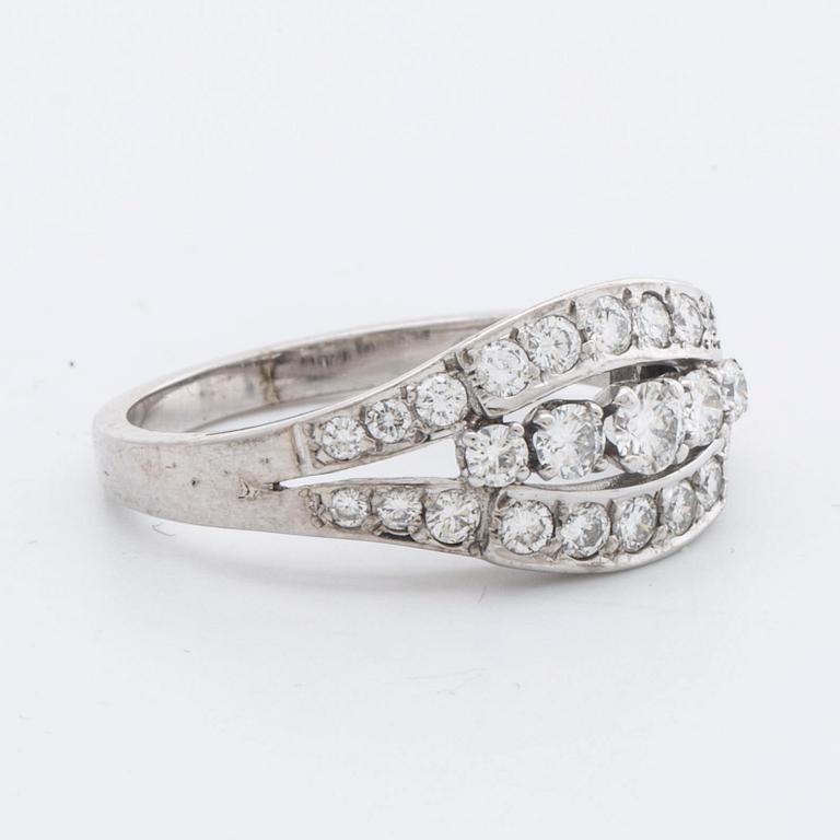 RING 18K whitegold brilliant-cut diamonds 0,85 ct engraved.