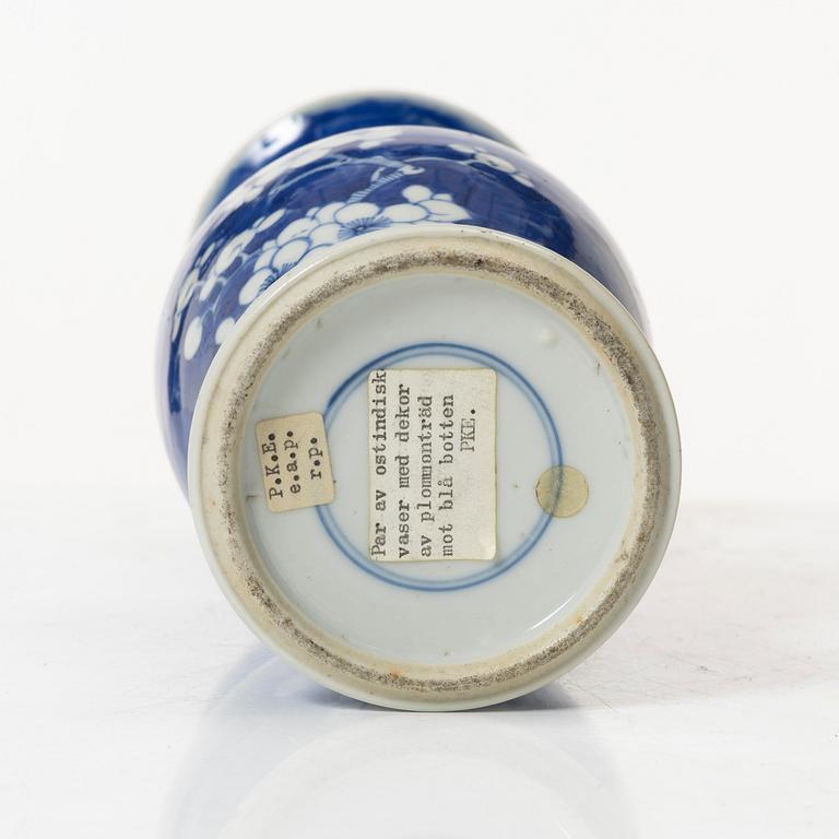 A blue and white porcelain vase, China, Qing dynasty, 19th century.