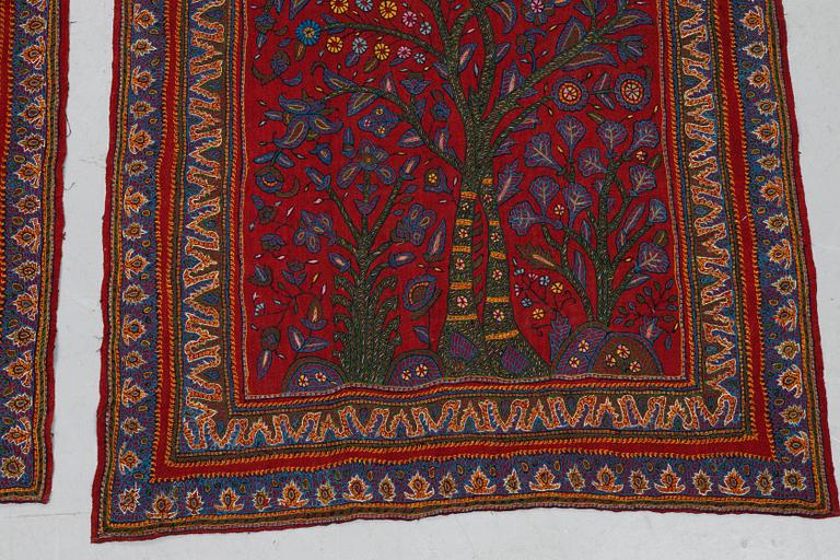 Broderi, ett par, semiantika Pateh Kirman, ca 279 x 88 cm respektive 282 x 84 cm.