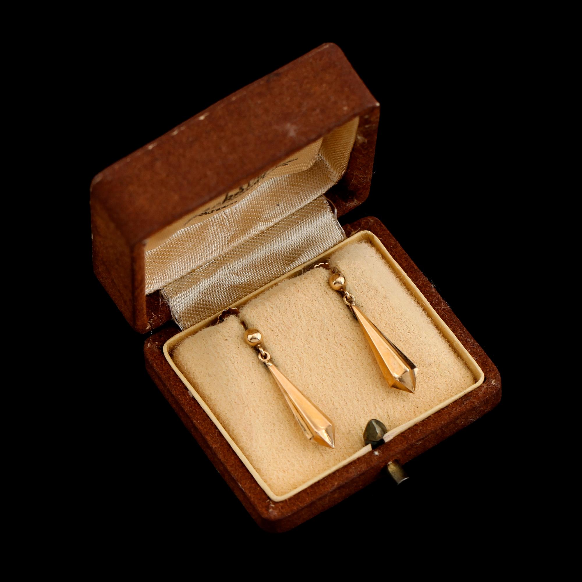 ÖRHÄNGEN, 1 par, 18K guld, GVH, Guldvaruhuset Aktiebolag, Stockholm 1953. Vikt ca 2 g.