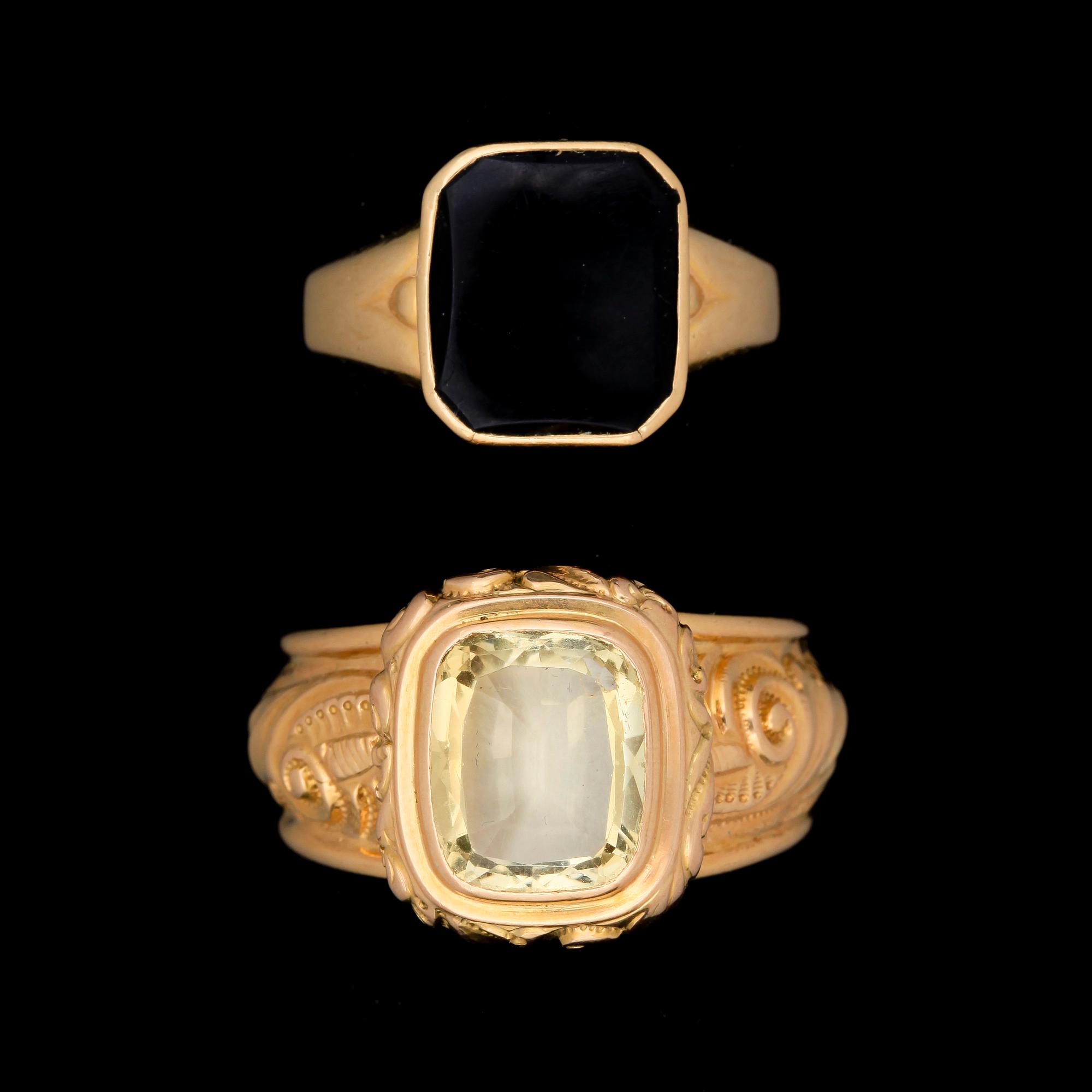 RINGAR, 2 st, 18k guld med gul citrin o svart sten. Bla 1830/40-tal. Tot vikt 9,2g.