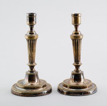LJUSSTAKAR ett par, försilvrade, sannolikt Frankrike, 1700-tal.
