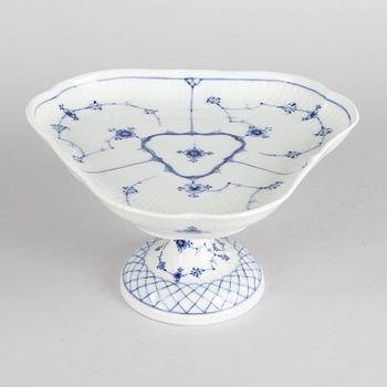 A 'Blue Fluted' / 'Musselmalet rifflet' porcelain centerpiece bowl, Royal Copenhagen, 1870-1890.