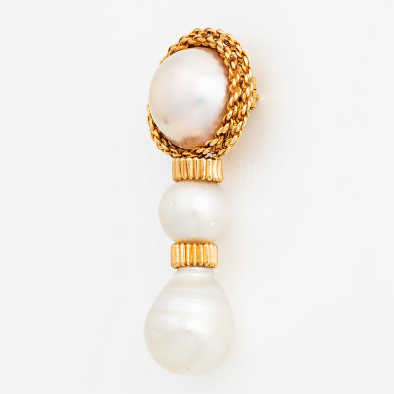 Brooch 18K gold with cultured pearls.