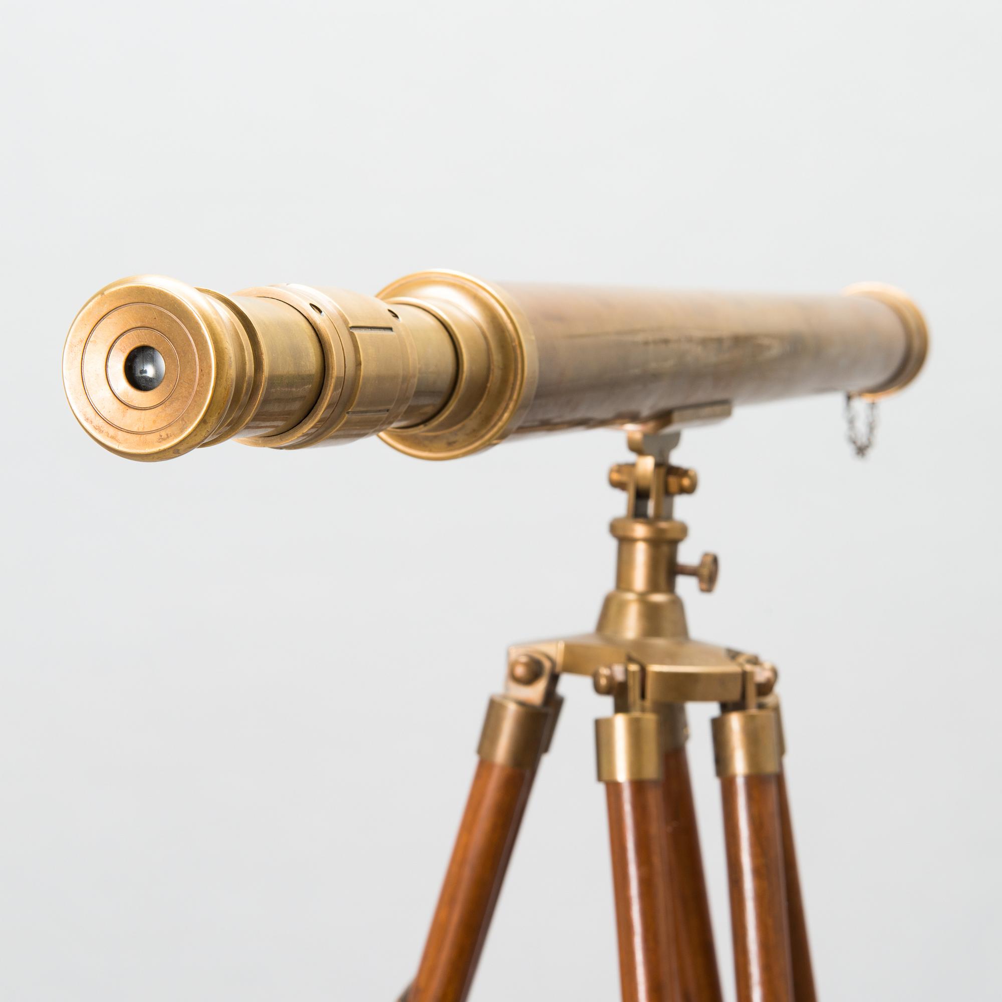 A spotting scope with stand from the latter half of the 20th century.