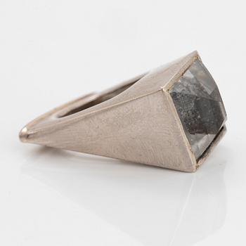 Vivianna Torun Bülow-Hübe, ring, 18 k vitguld med bergkristall, egen verkstad 1964.