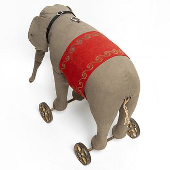 Steiff, Elephant on wheels, 1910s.