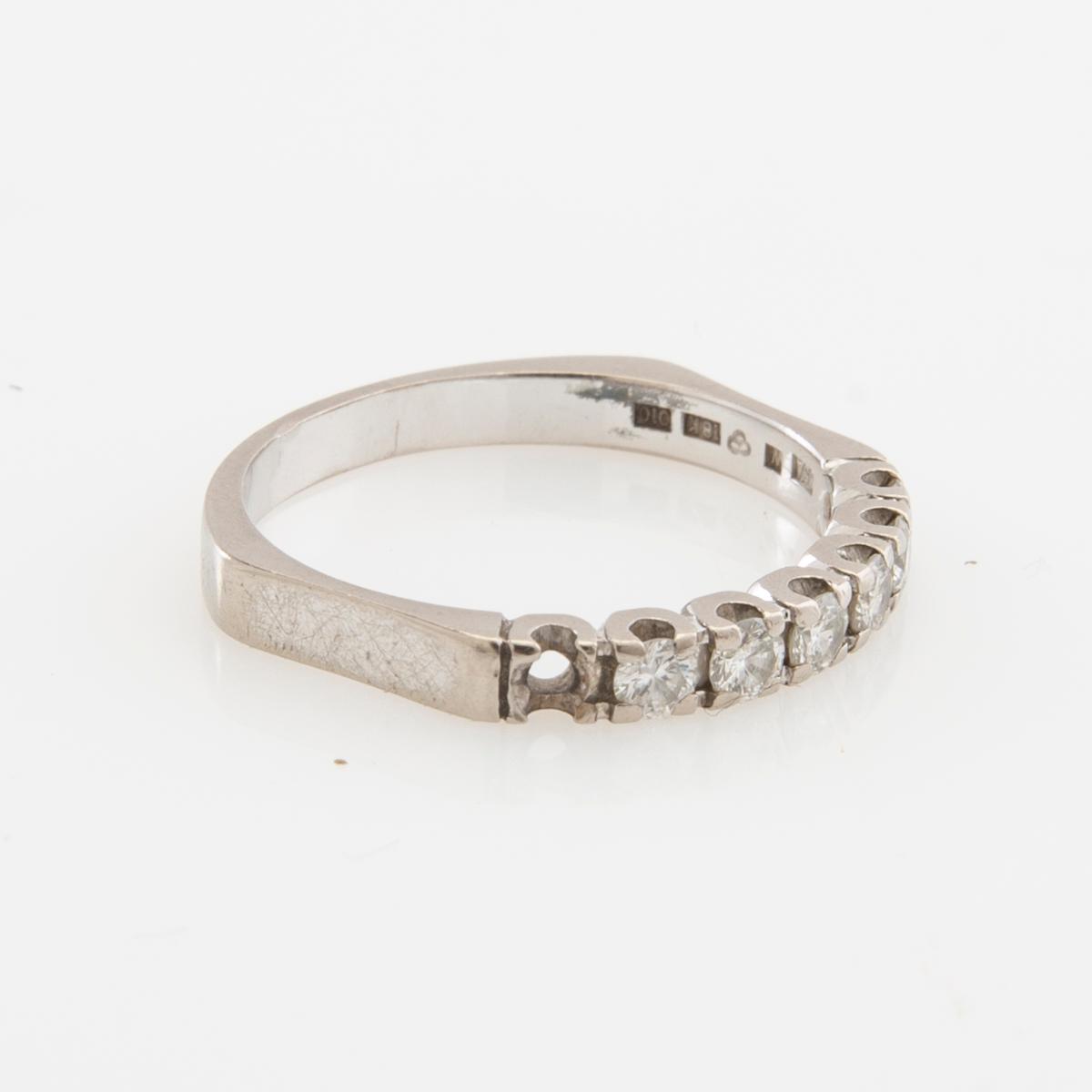 Ring halvallians 18K vitguld med runda briljantslipade diamanter.