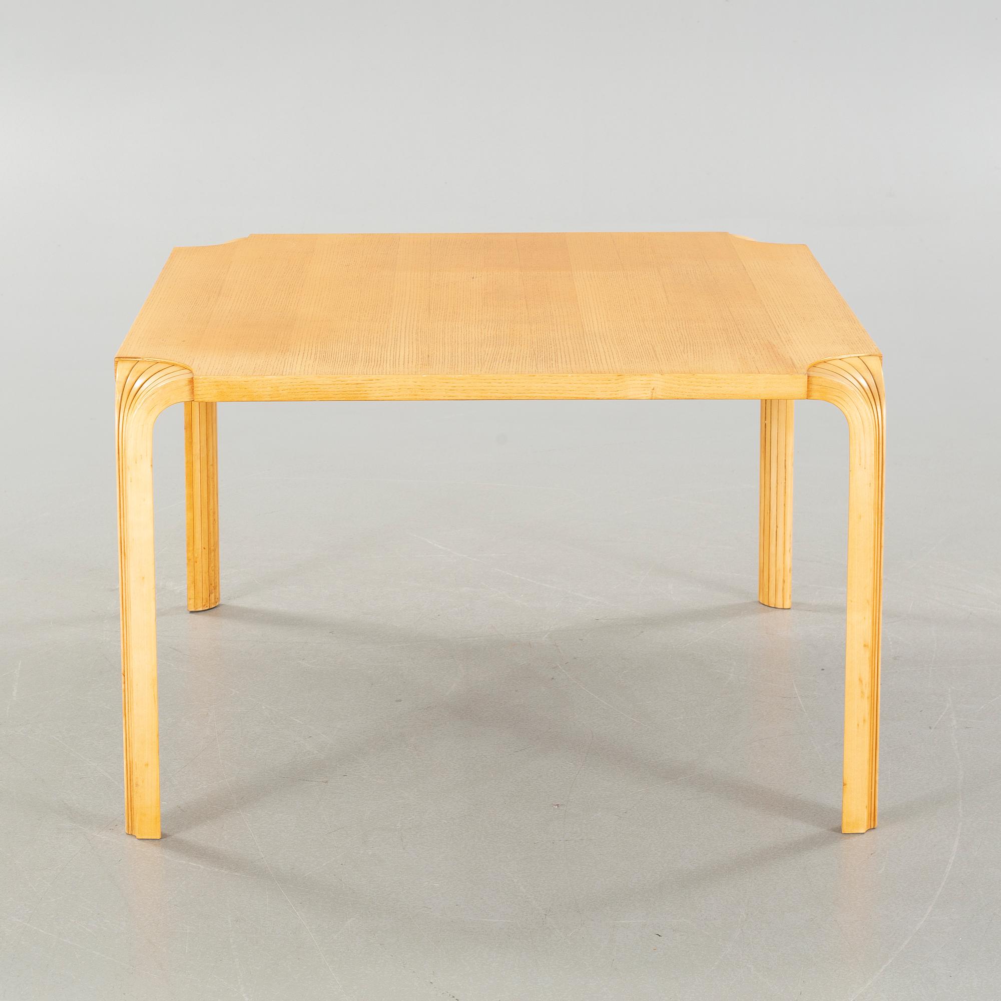 ALVAR AALTO, bord, modell "MX800B", Artek, 1900-talets andra hälft.