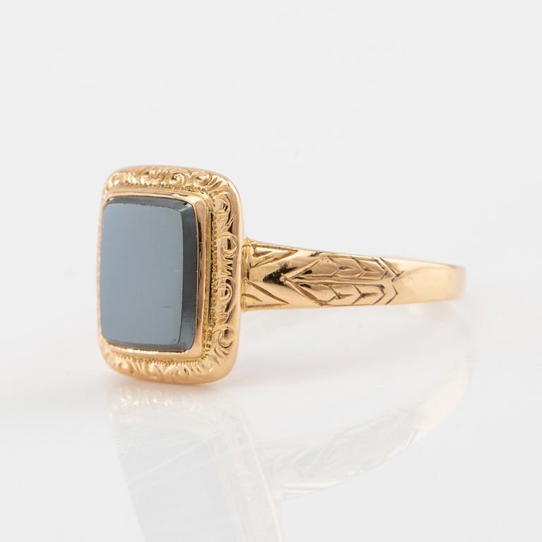 Ring in 18K gold set with polished hematite, 1930s.