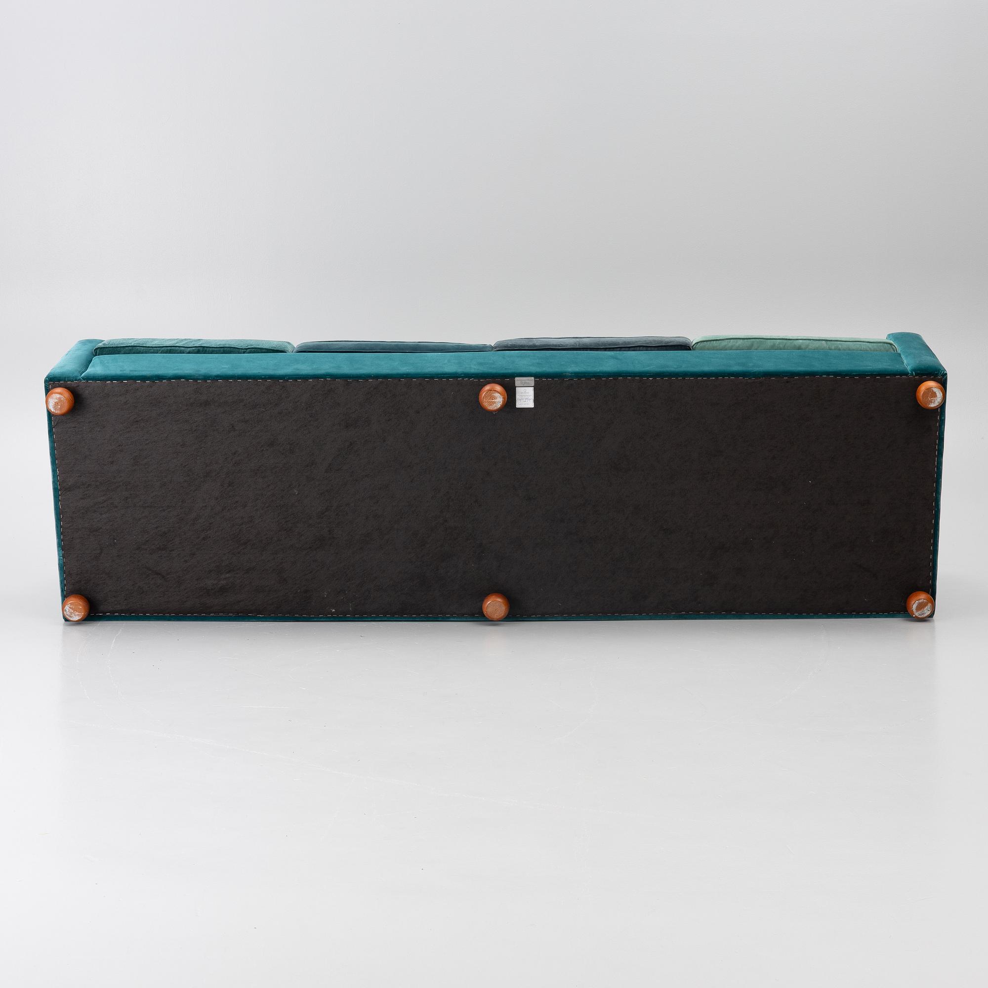 Josef Frank, a model 3031 sofa, Firma Svenskt Tenn, AB O.H: Sjögren, 2021.
