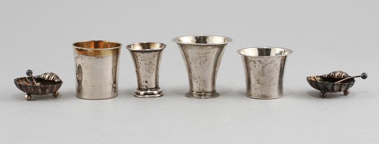 PARTI SILVER, 6 delar, bägare samt saltkar, engelska och svenska stämplar, sannolikt 1700-1900-tal.