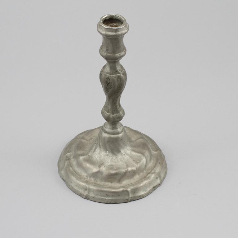 LJUSSTAKE, rokoko, tenn, Lars Claesson Fries, Strängnäs, möjligen daterad med bokstaven d, verksam 1760-90.