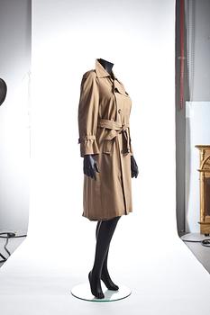 ROHDI HEINTZ, trenchcoat.