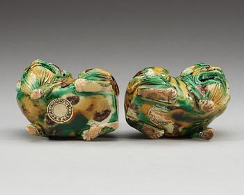 A pair of 'egg and spinach' mythological beasts, Qing dynasty, Kangxi (1662-1722).