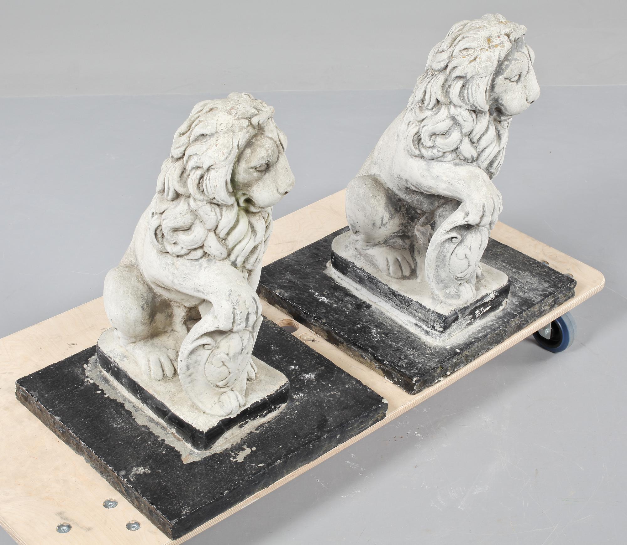 TRÄDGÅRDSSKULPTURER, ett par, stenmassa, 1900-talets fjärde kvartal.