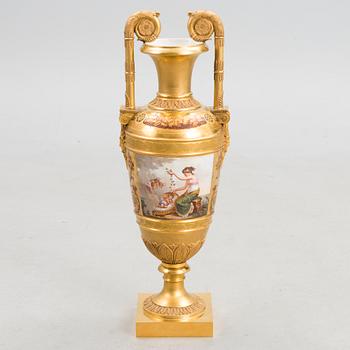 A RUSSIAN URN, bronze and porcelain, first half of the 19th century.