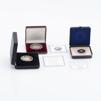 Guldmynt tre stycken, Sverige och Cook Island.