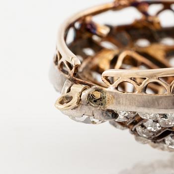A brooch/pendant in gold with old-cut diamonds.