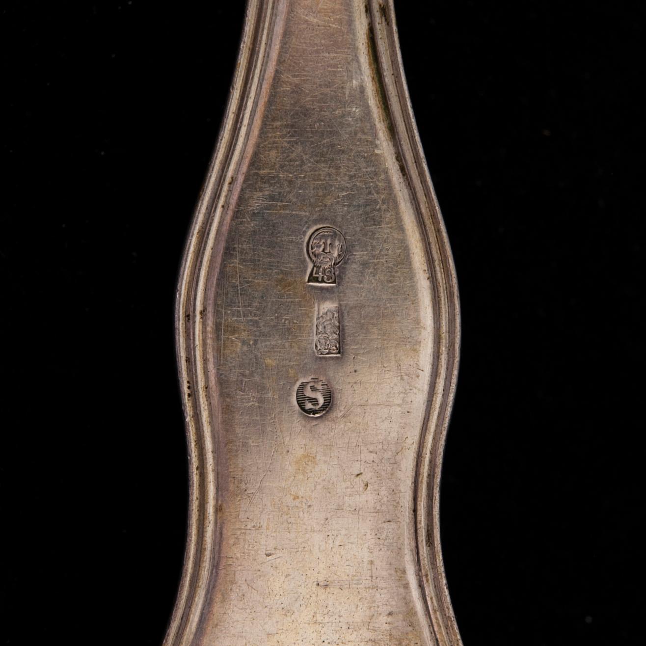 ATERIMIA, 26 osaa, hopeaa, veitsissä metalliterät, todenn. vuosisadanvaihde 1800/1900. Yht. paino 1919 g.