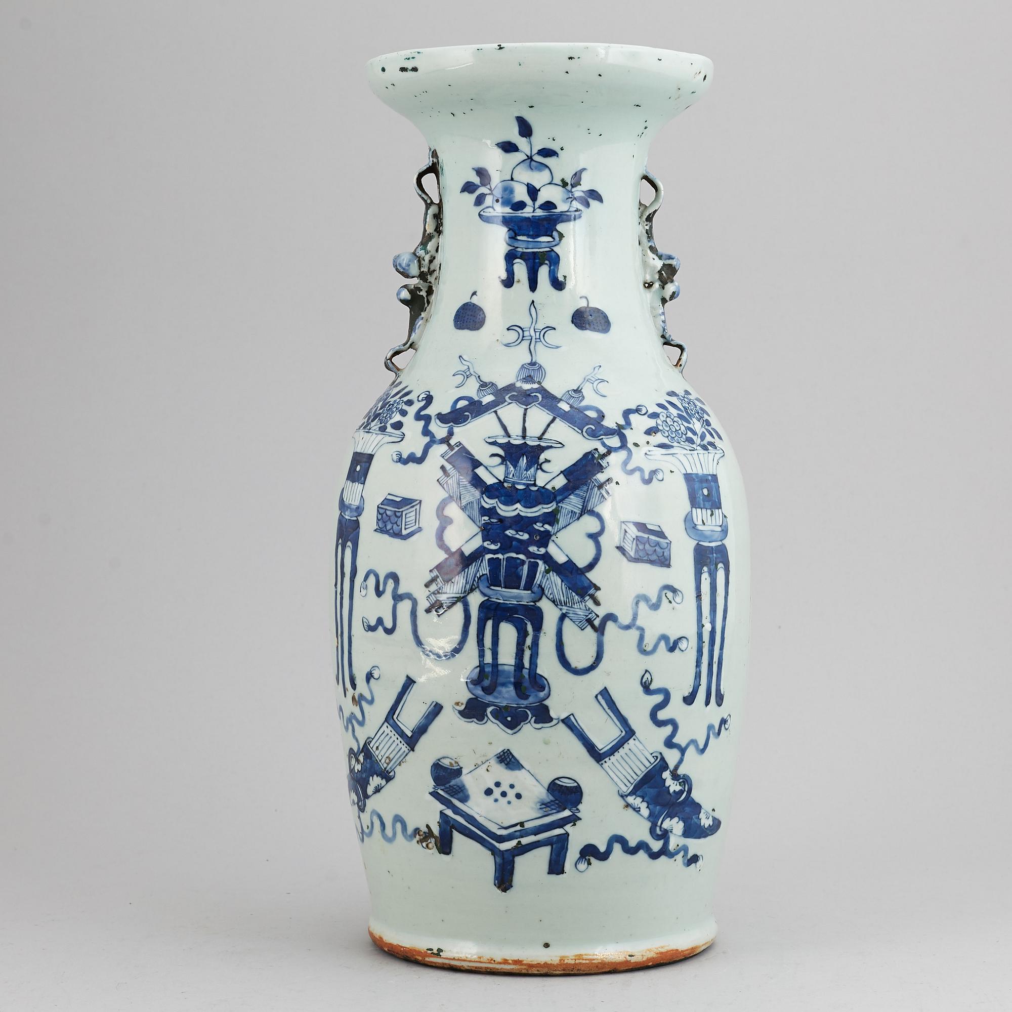 A blue and white floor vase, Qing dynasty, 19th century.