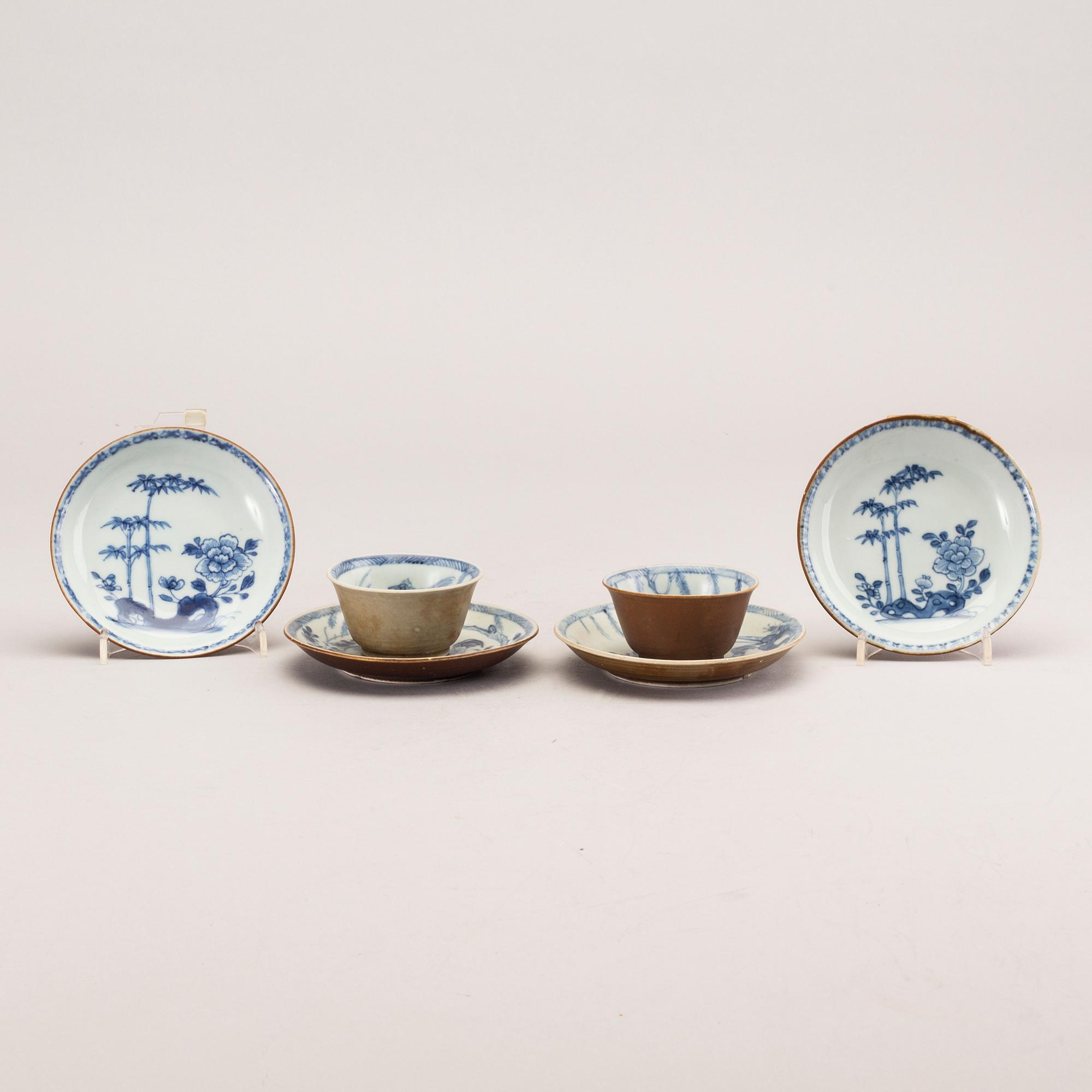 A set of two porcelain cups and saucers and two extra saucers, Qing dynasty, Kangxi (1662-1722).