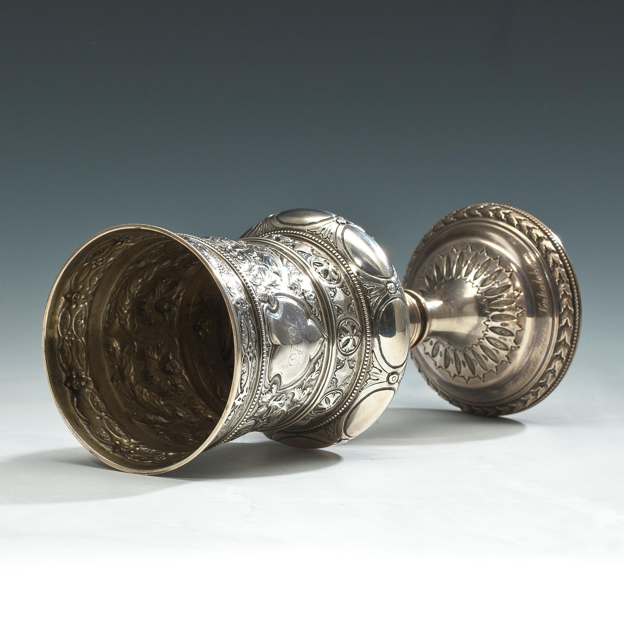 BÄGARE PÅ FOT, sterling silver, London 1871. Vikt 340 g.