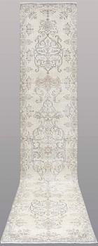 A RUNNER, Oriental, ca 474 x 90 cm.