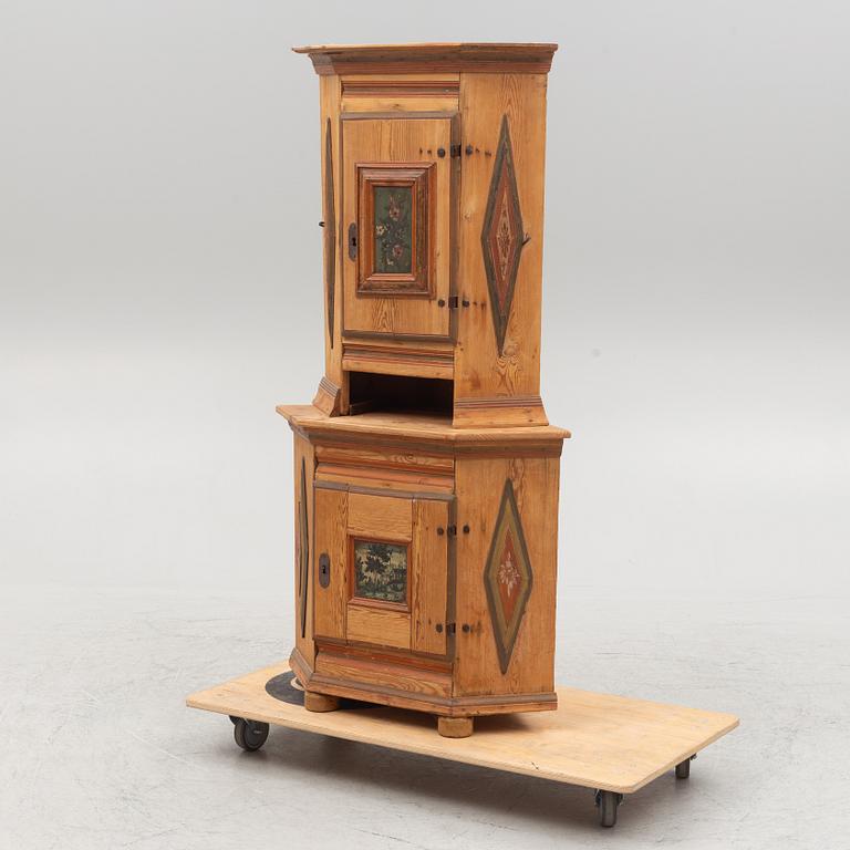 A corner cabinet, 19th century.