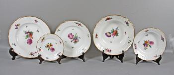 MATSERVIS, 68 delar, porslin, "Sachsisk blomst", Royal Copenhagen.