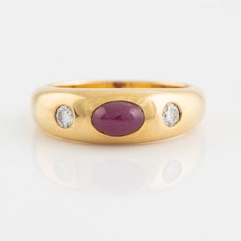 Ring guld med cabochonslipad rubin och briljantslipade diamanter.