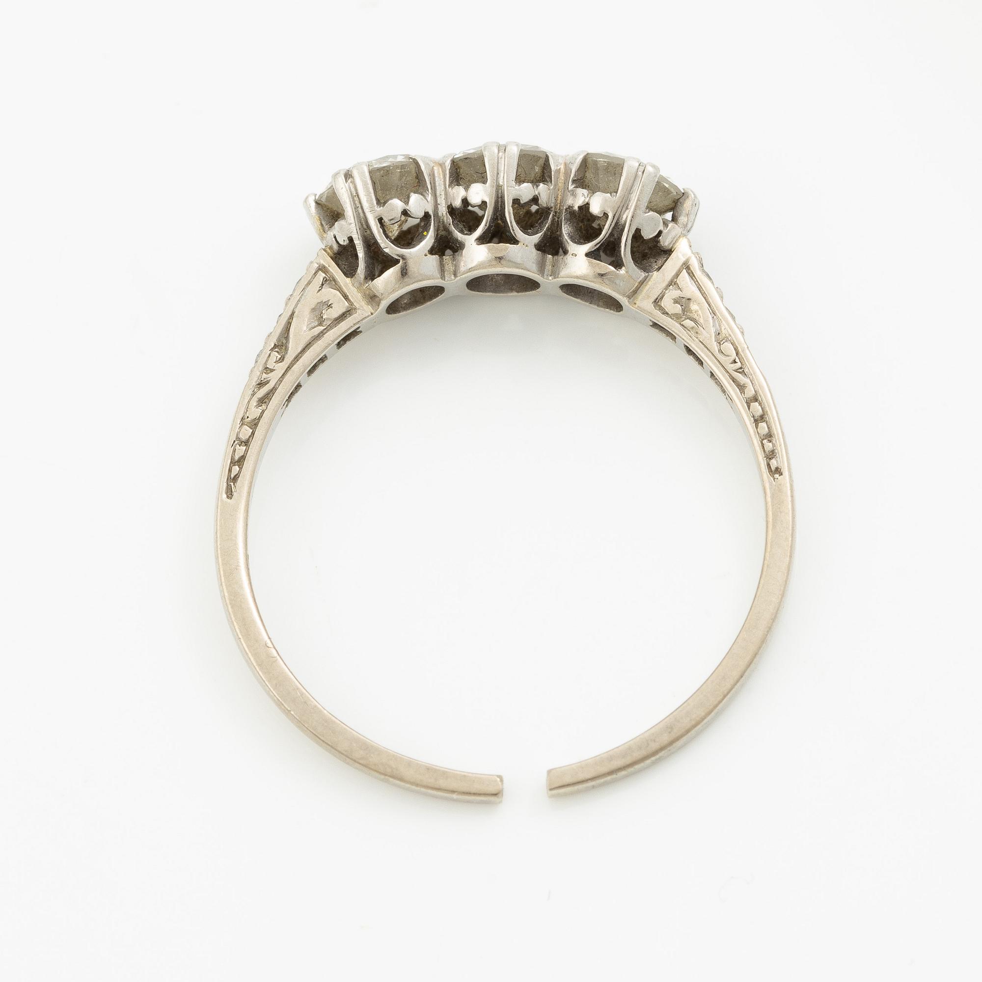 Ring, three-stone ring, 18K white gold set with three brilliant-cut diamonds.