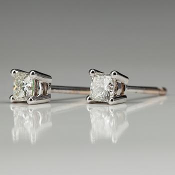 ÖRHÄNGEN, vitguld 18K, prinsesslipade diamanter, tot. 0,50 ct. J/VS. Vikt 1,5 g.