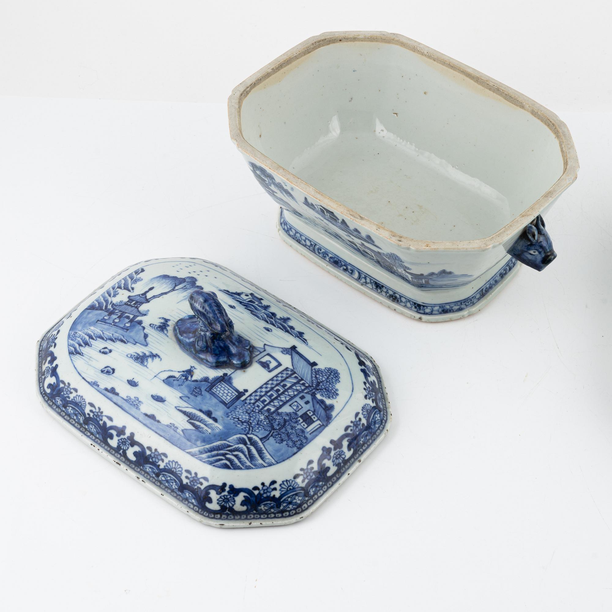 A blue and white porcelain terrine with lid and stand, China, Qianlong (1736-95).