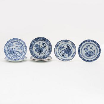 Tallrikar, sju stycken, kompaniporslin, Kina, Qingdynastin, Qianlong (1736-95).