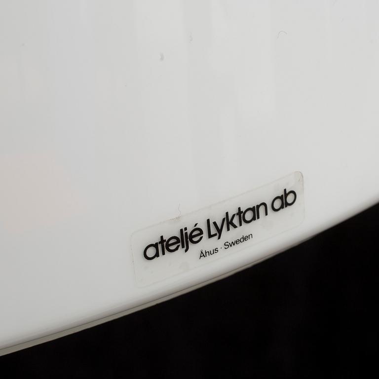 ANDERS PEHRSON, taklampor, 2 stycken, "Knubbling", Ateljé Lyktan, Åhus. 1900-talets andra hälft. Höjd 52-55 cm.