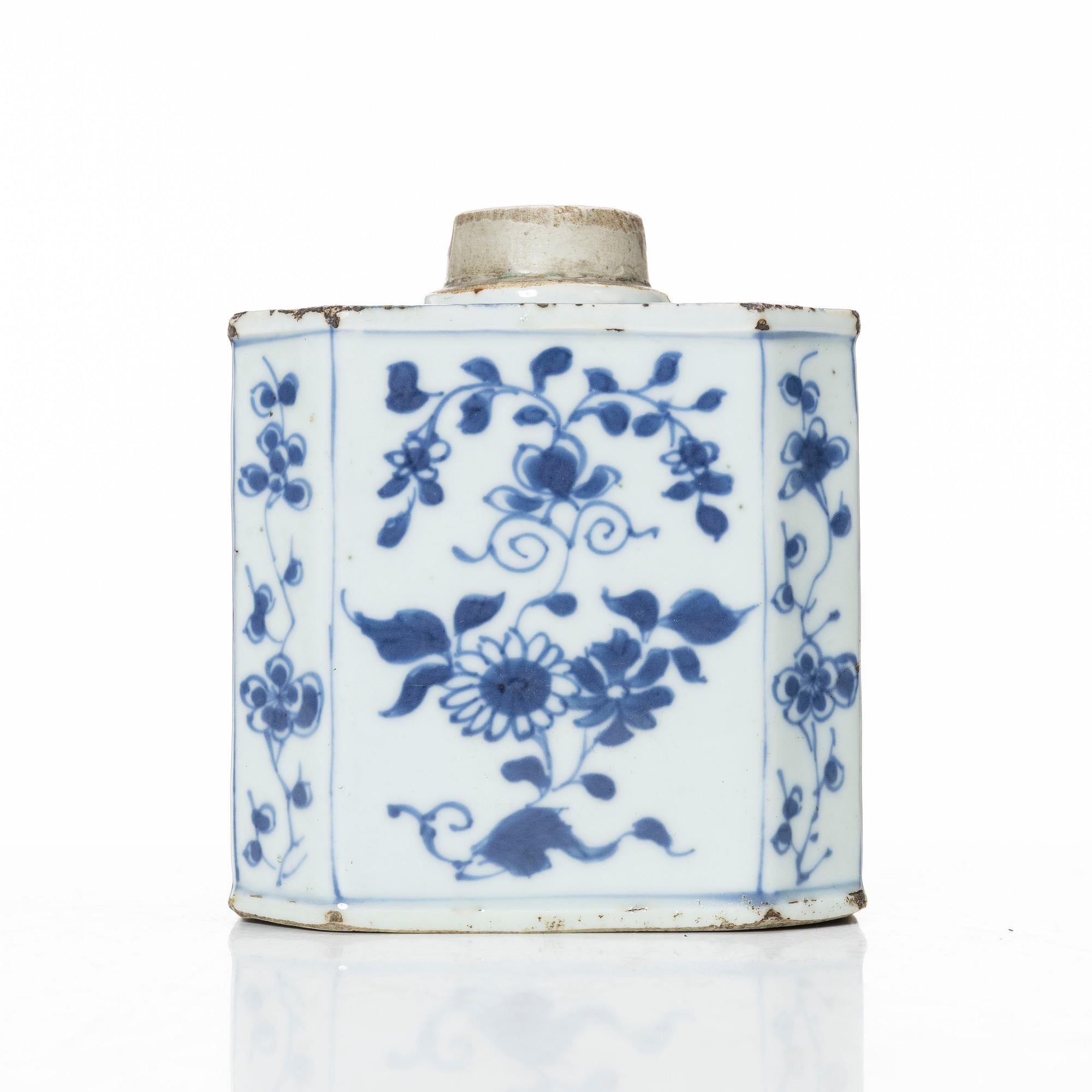 A blue and white tea caddy, Qing dynasty, Kangxi (1662-1722).
